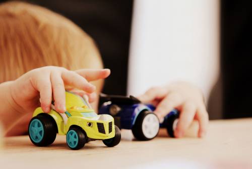 Barn med lekebiler